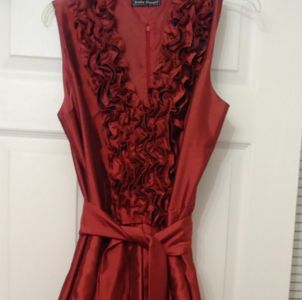 Jessica Howard size L burgundy cocktail dress.